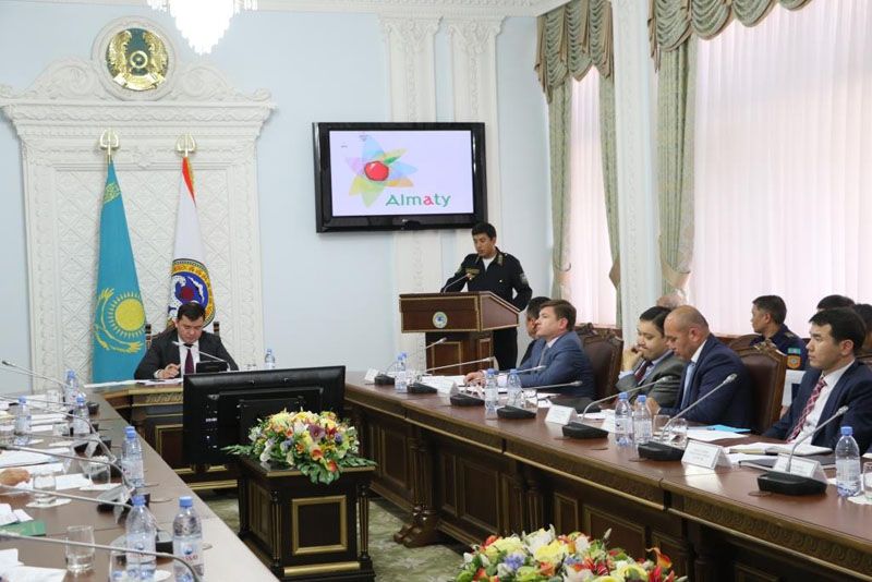 Заседание межведомственной комиссии по предупреждению и ликвидации чрезвычайных ситуаций в здании акимата города Алматы.