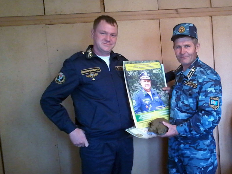 Вручение почетной грамоты, вышедшему на пенсию инструктору АПГ Павлодарской авиагруппы Ятченко Владимиру Николаевичу.