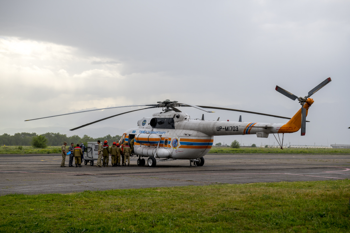 Посадка десантников-пожарных в вертолет Ми-171