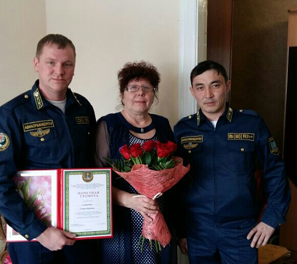 Вручение почётной грамоты Сухоруковой Галине Юрьевне за многолетний труд и добросовестное выполнение своих должностных обязанностей.