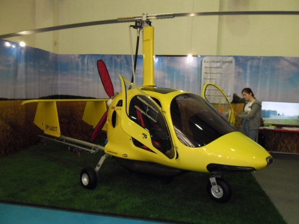 Старший лётчик наблюдатель РГКП «Казавиалесоохрана» на презентации мини-вертолёта на 2 посадочных места.