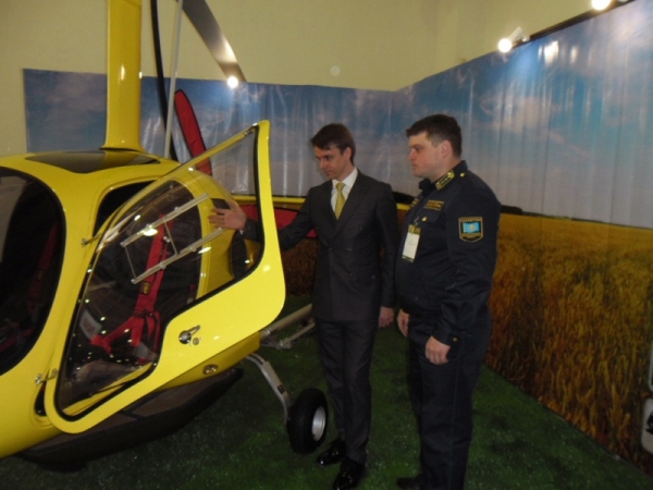 Старший лётчик наблюдатель РГКП «Казавиалесоохрана» на презентации мини-вертолёта на 2 посадочных места.